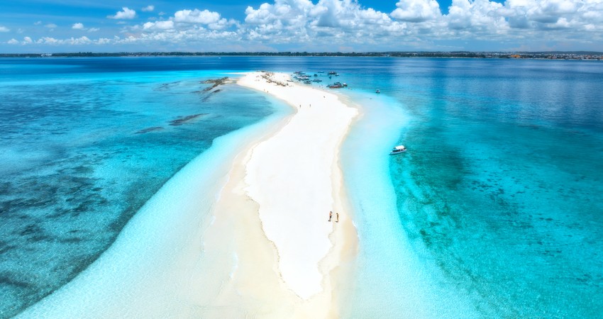 Nakupenda-Sandbank vor Sansibar – türkisfarbenes Wasser aus der Luft