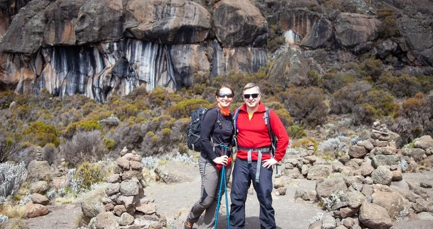 Expeditionspaar an der Barranco Wall – Kilimandscharo Tansania