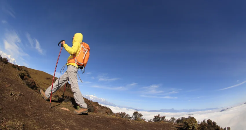Solo-Trekker über den Wolken auf dem Kilimandscharo – Machame Route Hochgebirge