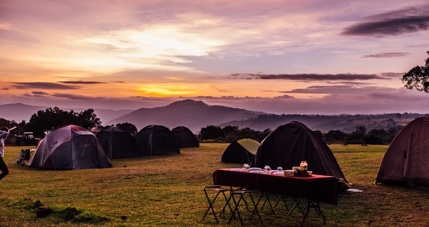 Erstes Abendlager auf der Machame Route beim Sonnenuntergang – Kilimandscharo Expedition