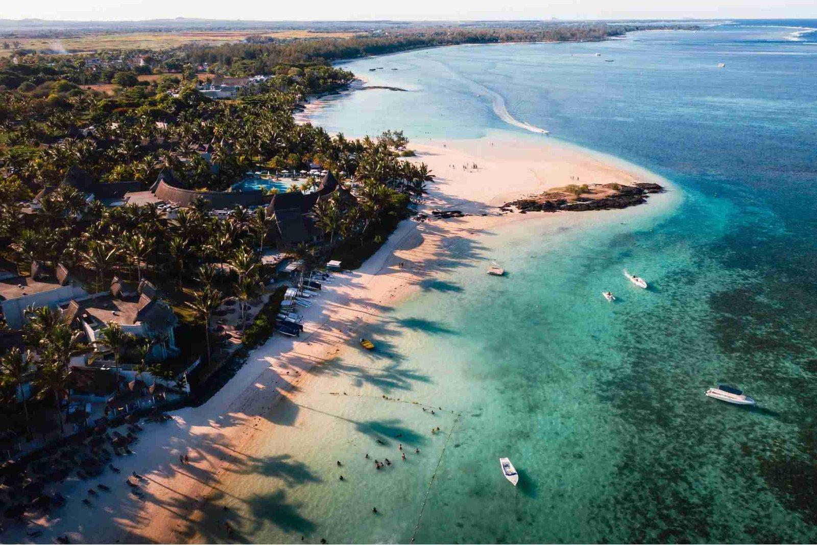 Mauritius Küste aus der Luft – türkisfarbenes Riff, weißer Strand und Tropenresort