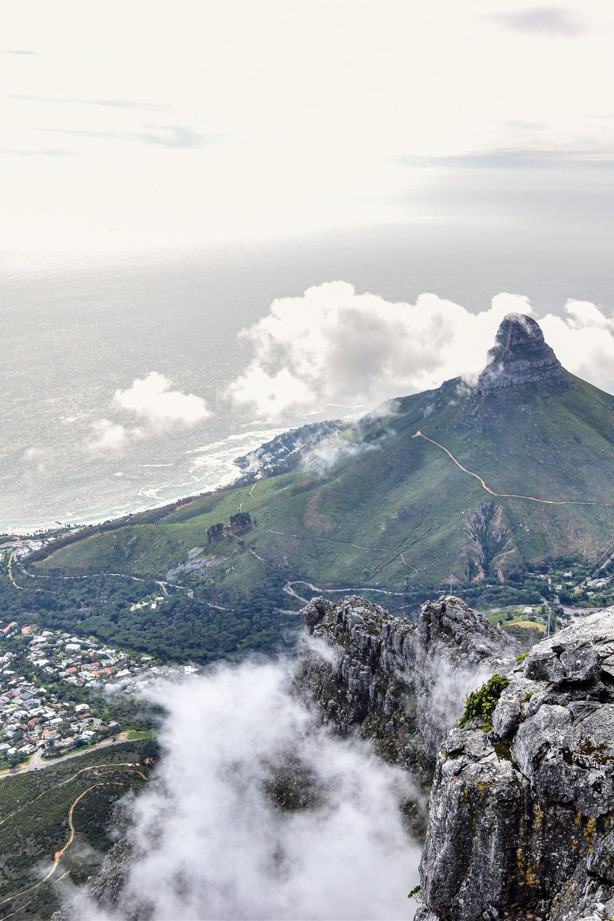 Tafelberg und Lion's Head im Morgendunst – das Wahrzeichen Kapstadts