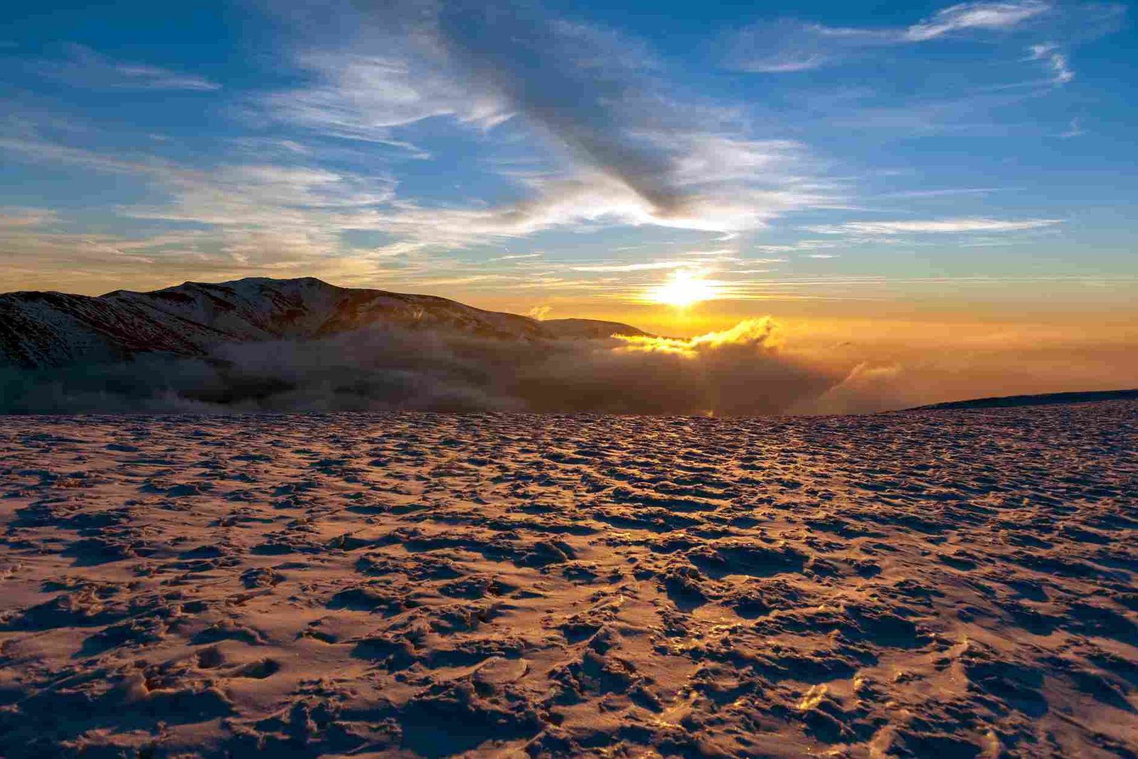 Sonnenaufgang über dem Kilimandscharo-Hochland – vereiste Gipfelzone auf der Lemosho Route