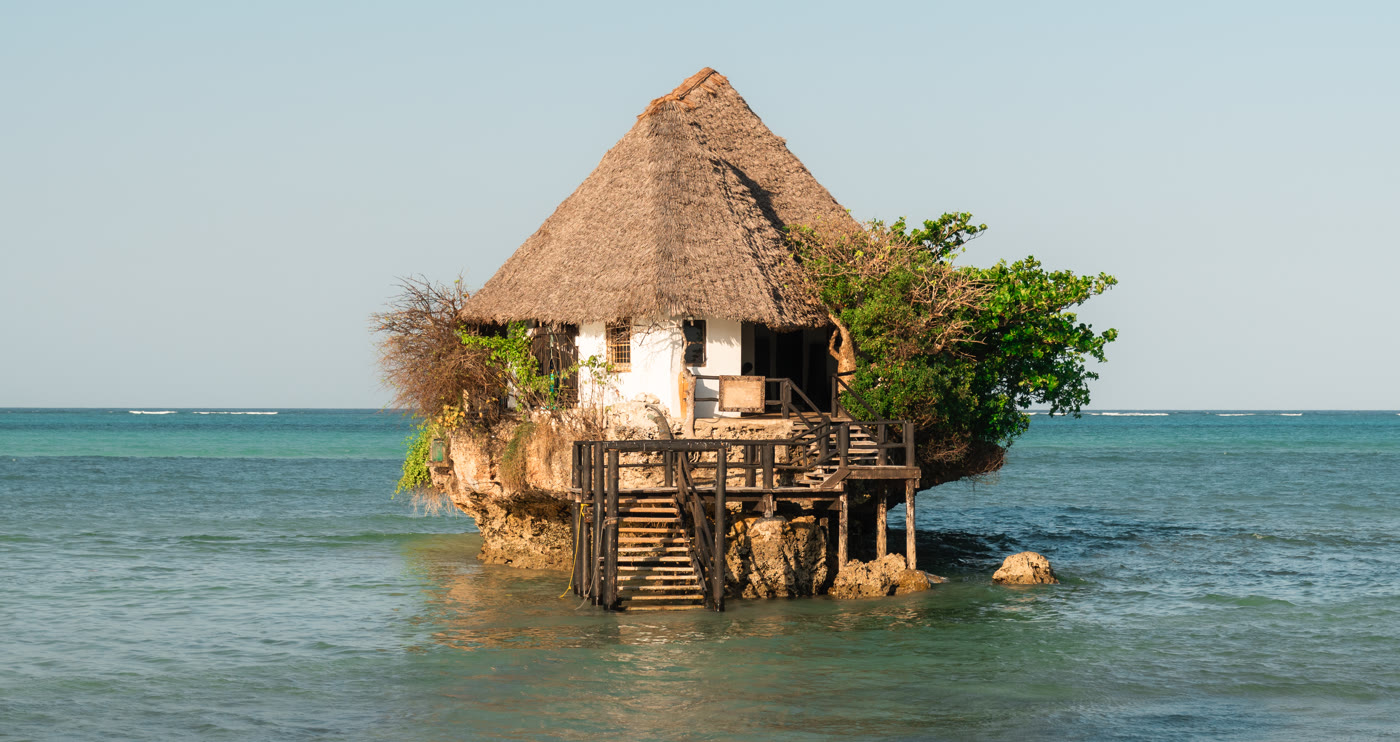 Das berühmte The Rock Restaurant im türkisfarbenen Wasser der Südostküste Sansibars