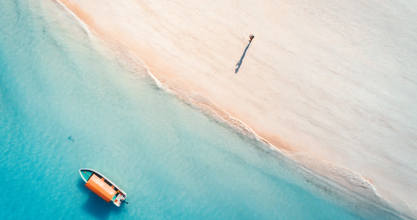 Nungwi Beach Sansibar – türkisfarbenes Wasser des Indischen Ozeans aus der Luft