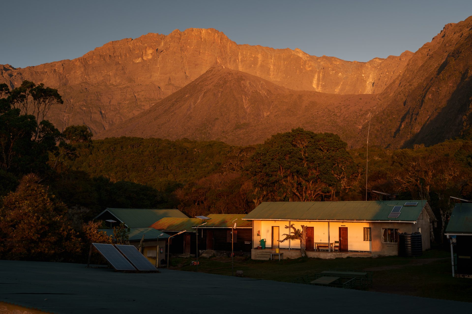 Saddle Hut im Sonnenaufgang – Expeditionslager auf 3.570m mit Blick auf den Mount Meru im Arusha Nationalpark