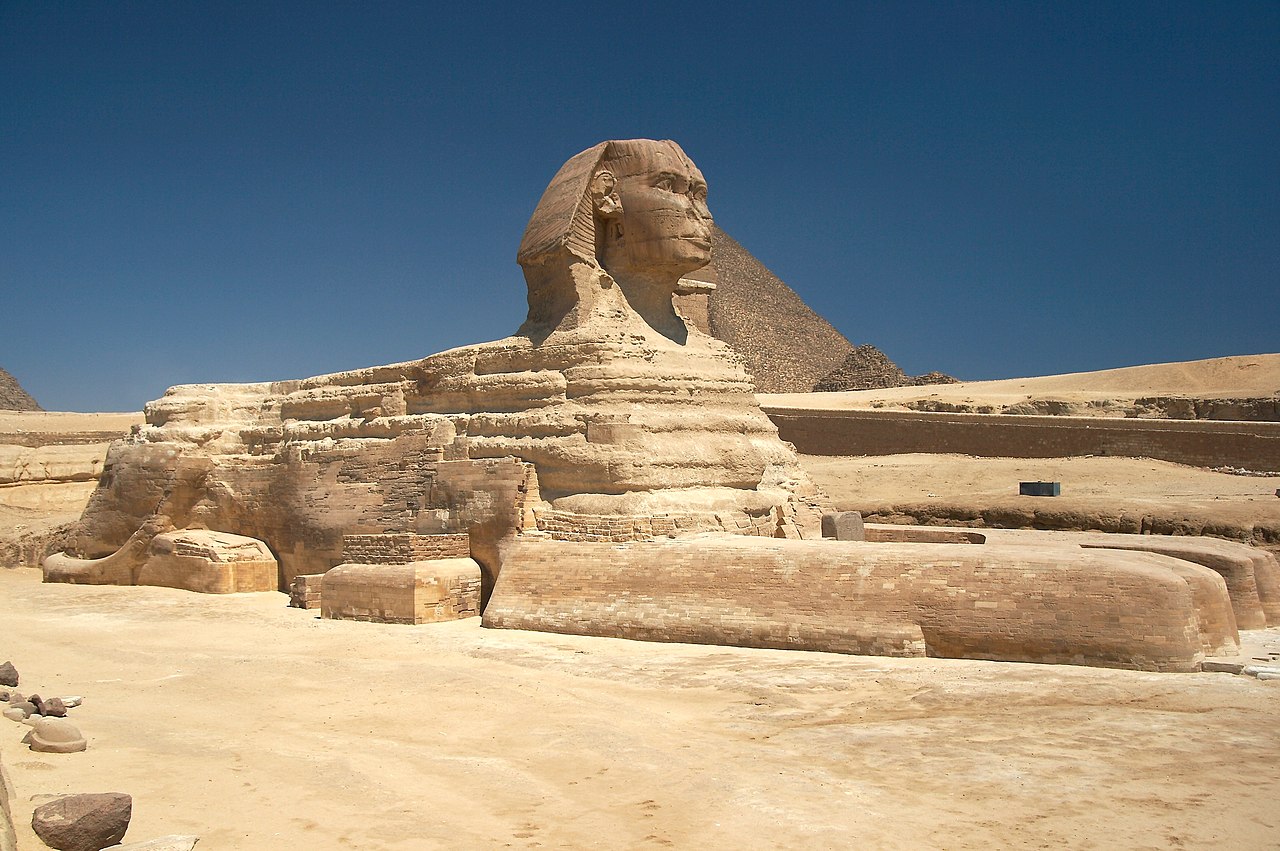 Die Große Sphinx von Gizeh – Wächter des Gizeh-Plateaus mit der Cheops-Pyramide im Hintergrund