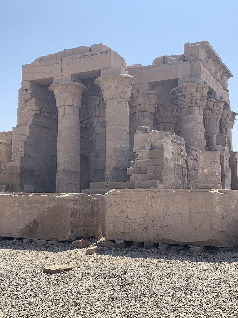 Philae-Tempel auf seiner Nilinsel bei Assuan – das Isis-Heiligtum in der Abenddämmerung über dem Nil