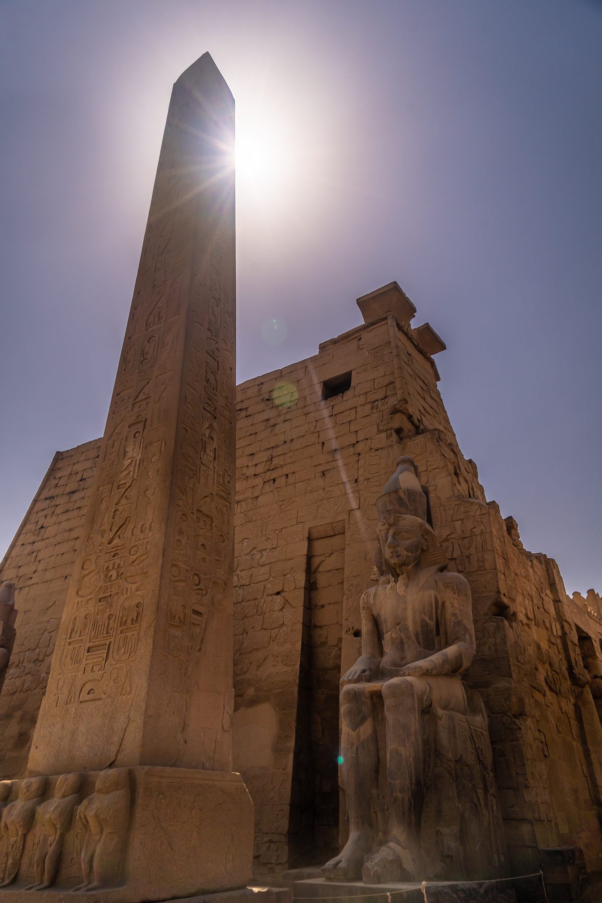 Luxor-Tempel am Abend – die beleuchtete Fassade des Ramses-Heiligtums am Nil-Corniche in Luxor