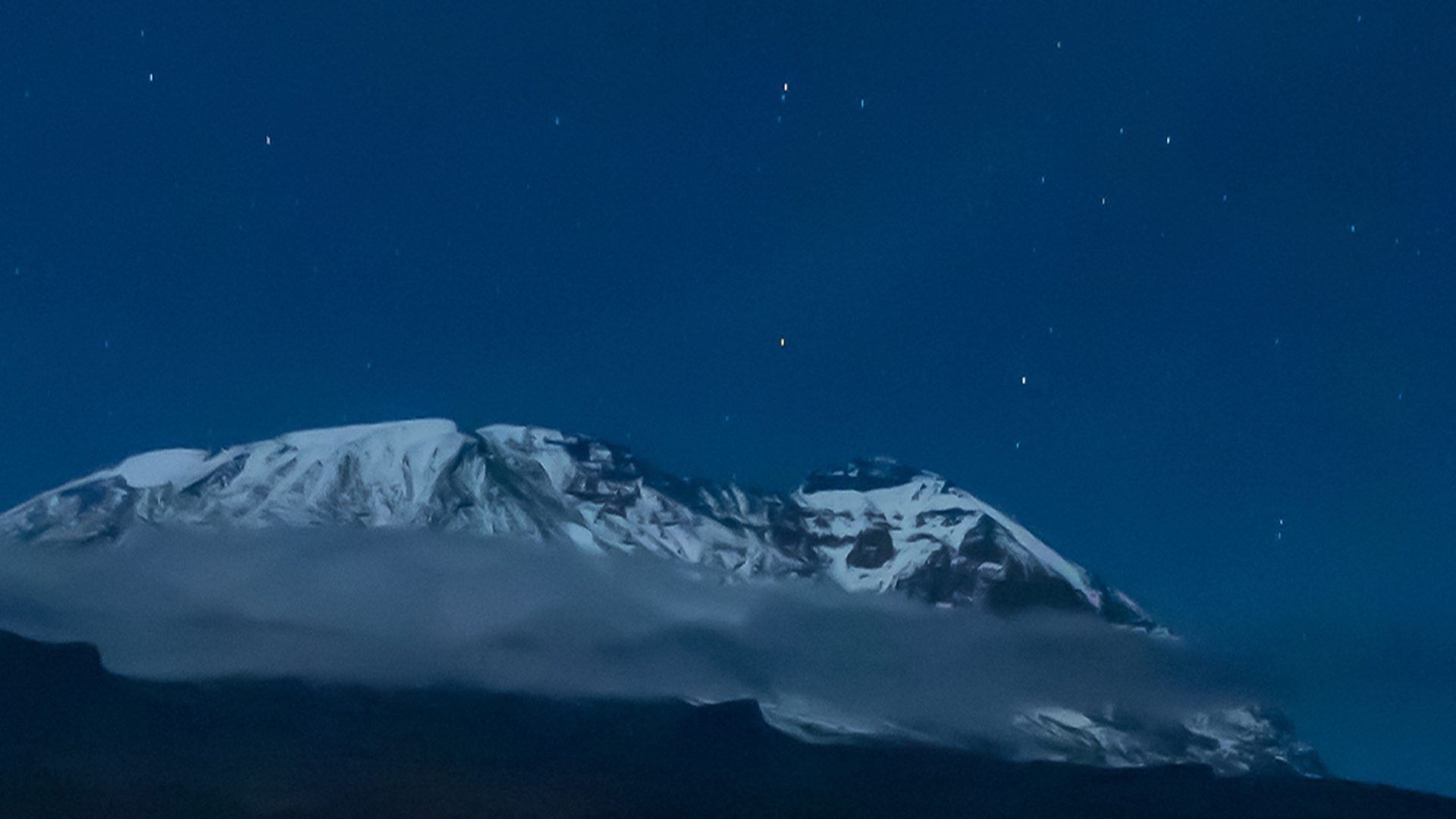 Kilimandscharo bei Nacht – Kibo-Gipfel mit Schneekappe unter klarem Hochlandhimmel