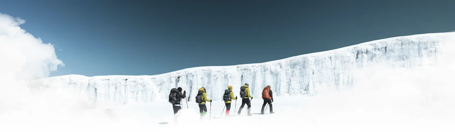 Bergsteiger nähern sich der Gletscherwand am Kraterrand – Schnee und Eis auf dem Weg zum Uhuru Peak
