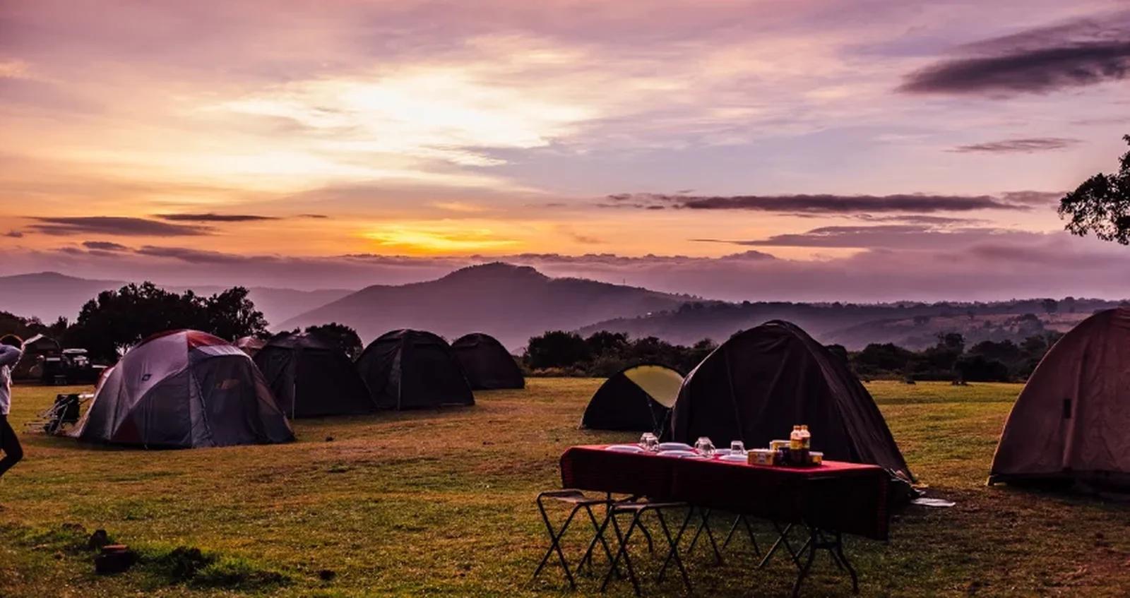 Expeditionszelte bei Sonnenuntergang – Machame Camp am ersten Trekkingtag