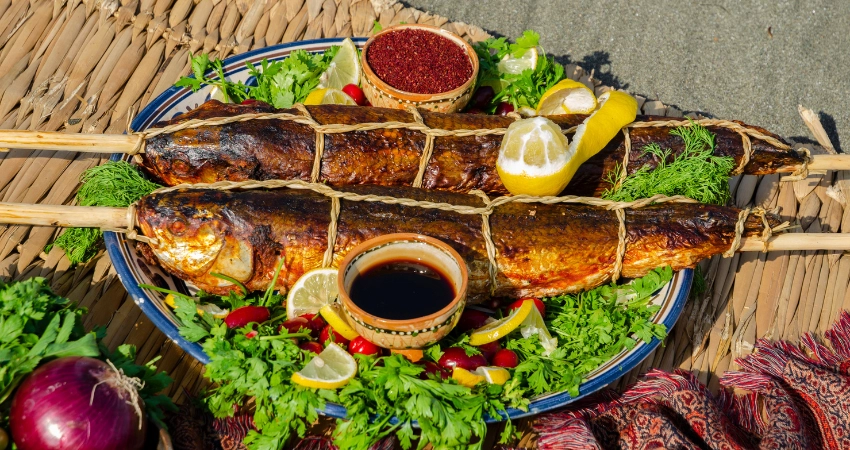 Entspannen am weißen Sandstrand von Sansibar mit Blick auf das türkisfarbene Meer.