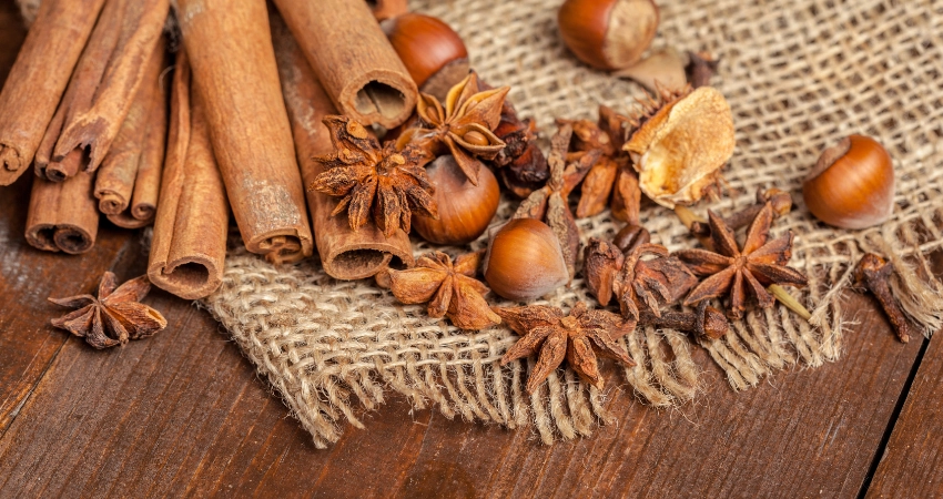Romantischer Sonnenuntergang am Sansibar-Strand mit erfrischendem Cocktail in der Hand.
