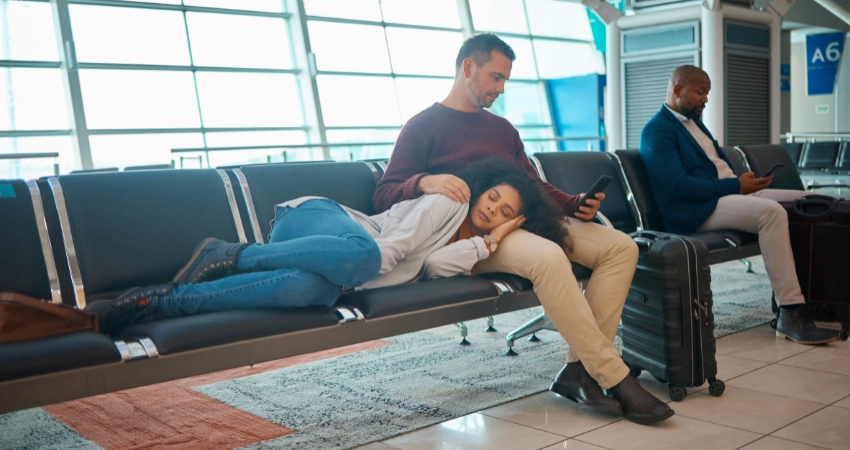 Stone Town, Sansibar – Historische Architektur mit verzierten Türen und Kopfsteinpflasterstraßen.