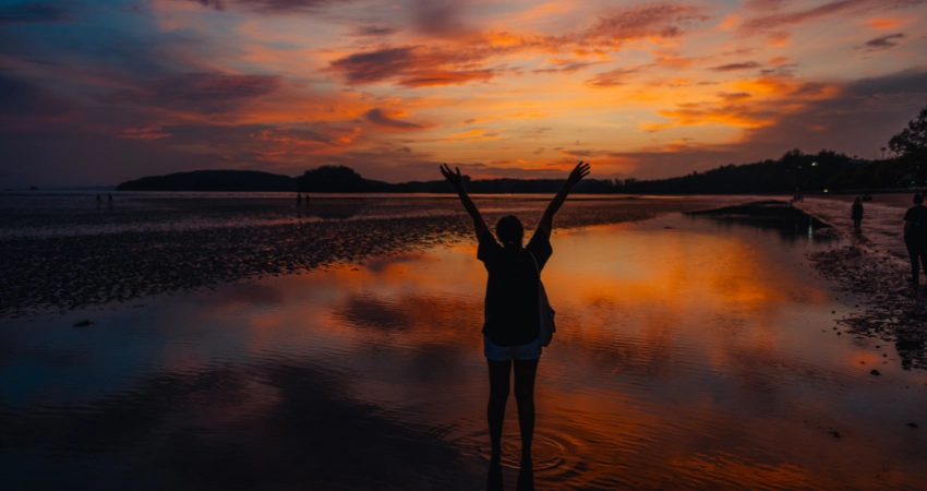 Stone Town, Sansibar – Historische Architektur mit verzierten Türen und Kopfsteinpflasterstraßen.