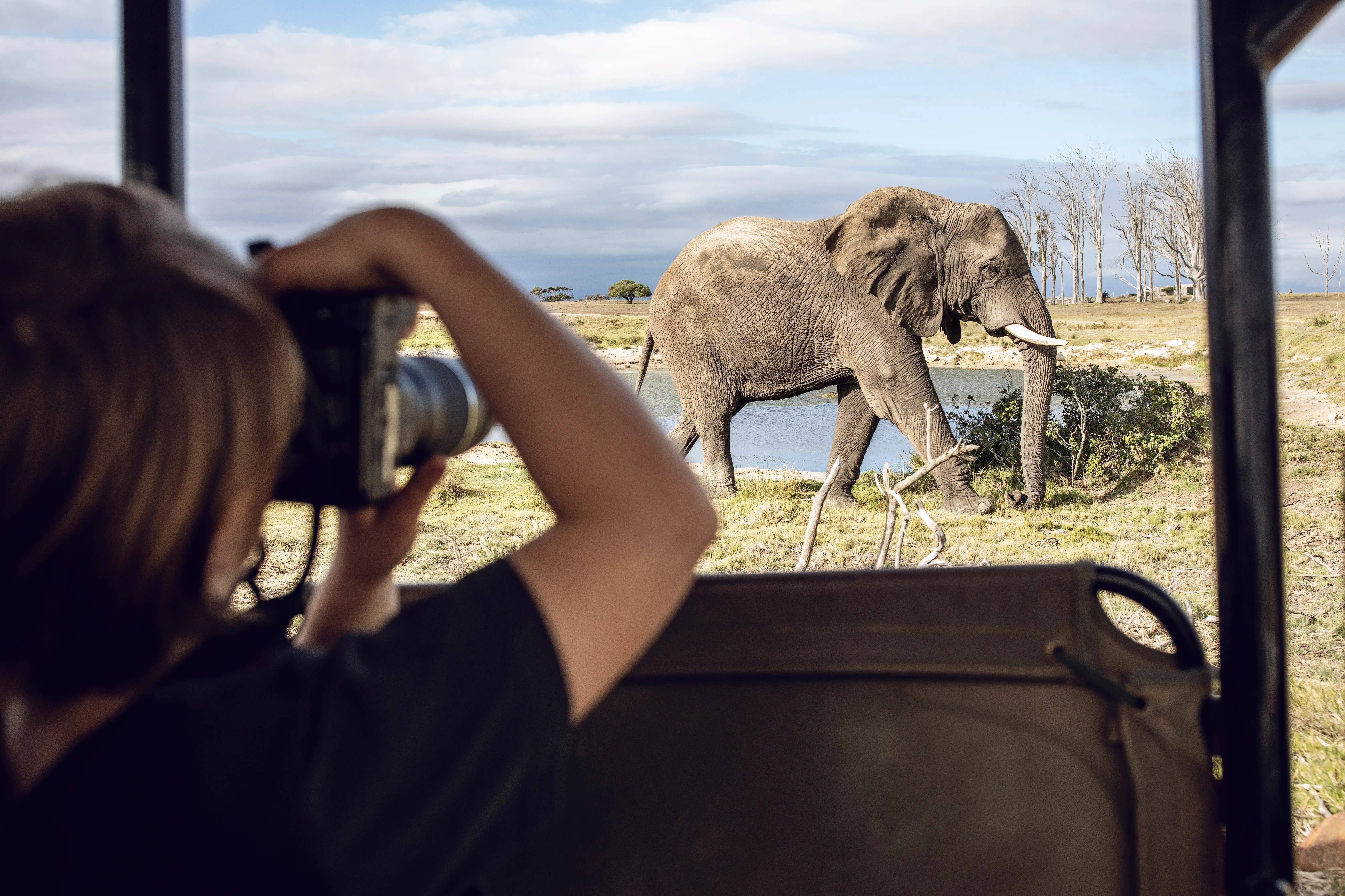Touristen erkunden die Stadt mit einem lokalen Reiseleiter nach der Ankunft in Tansania Safari.