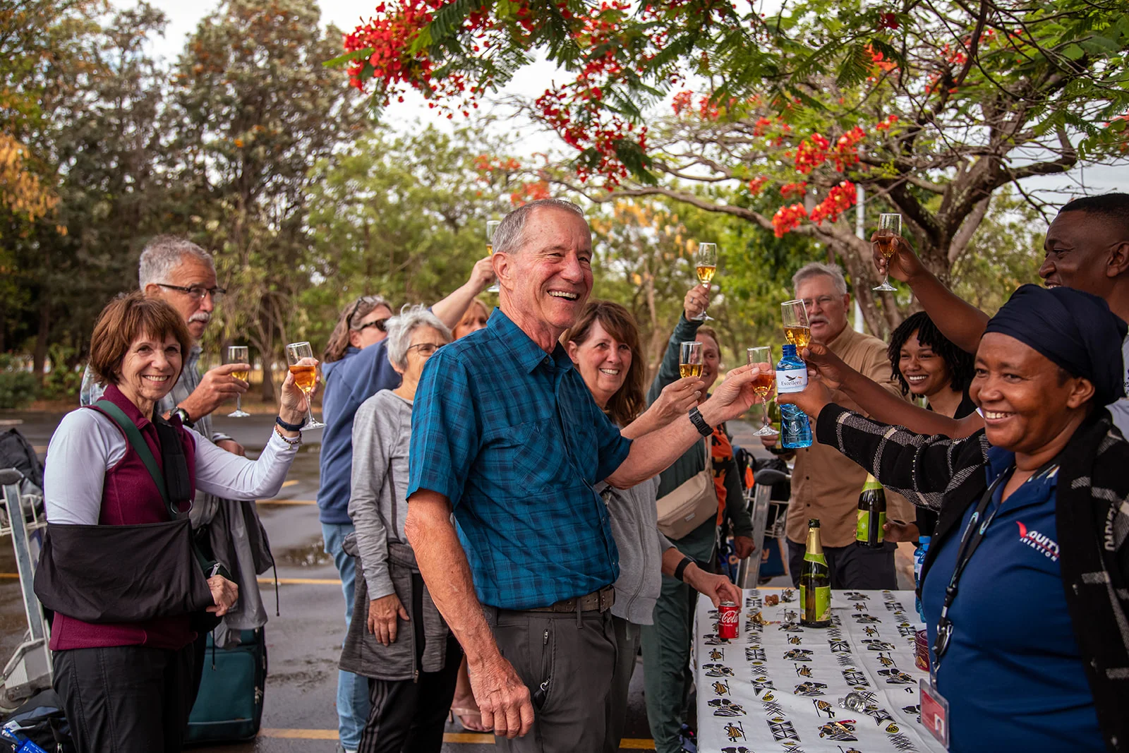Der Reiseleiter empfängt Touristen am Kilimanjaro International Airport für eine unvergessliche Safari in Tansania und Sansibar Urlaub.